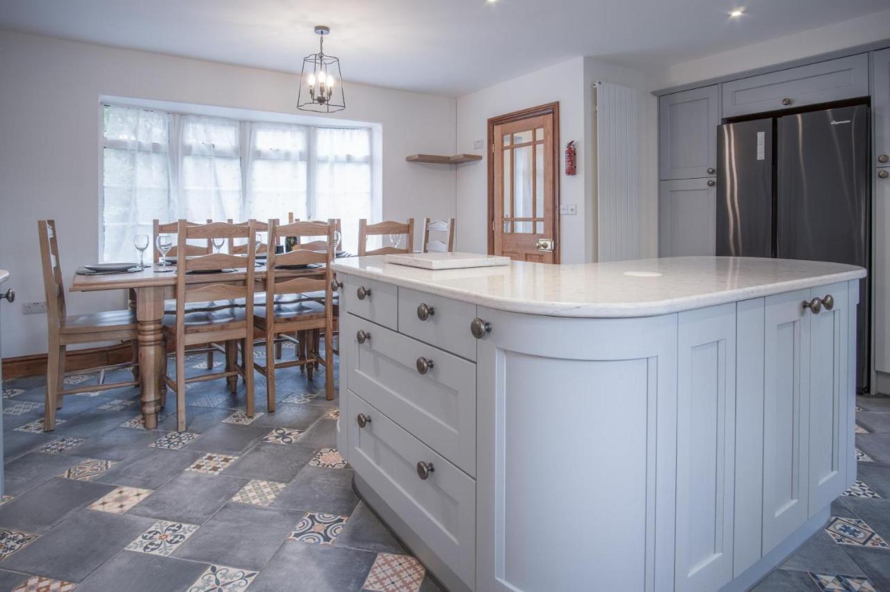Pendeilo Villa - 5 Bedroom Holiday Home - アムロス エクステリア 写真